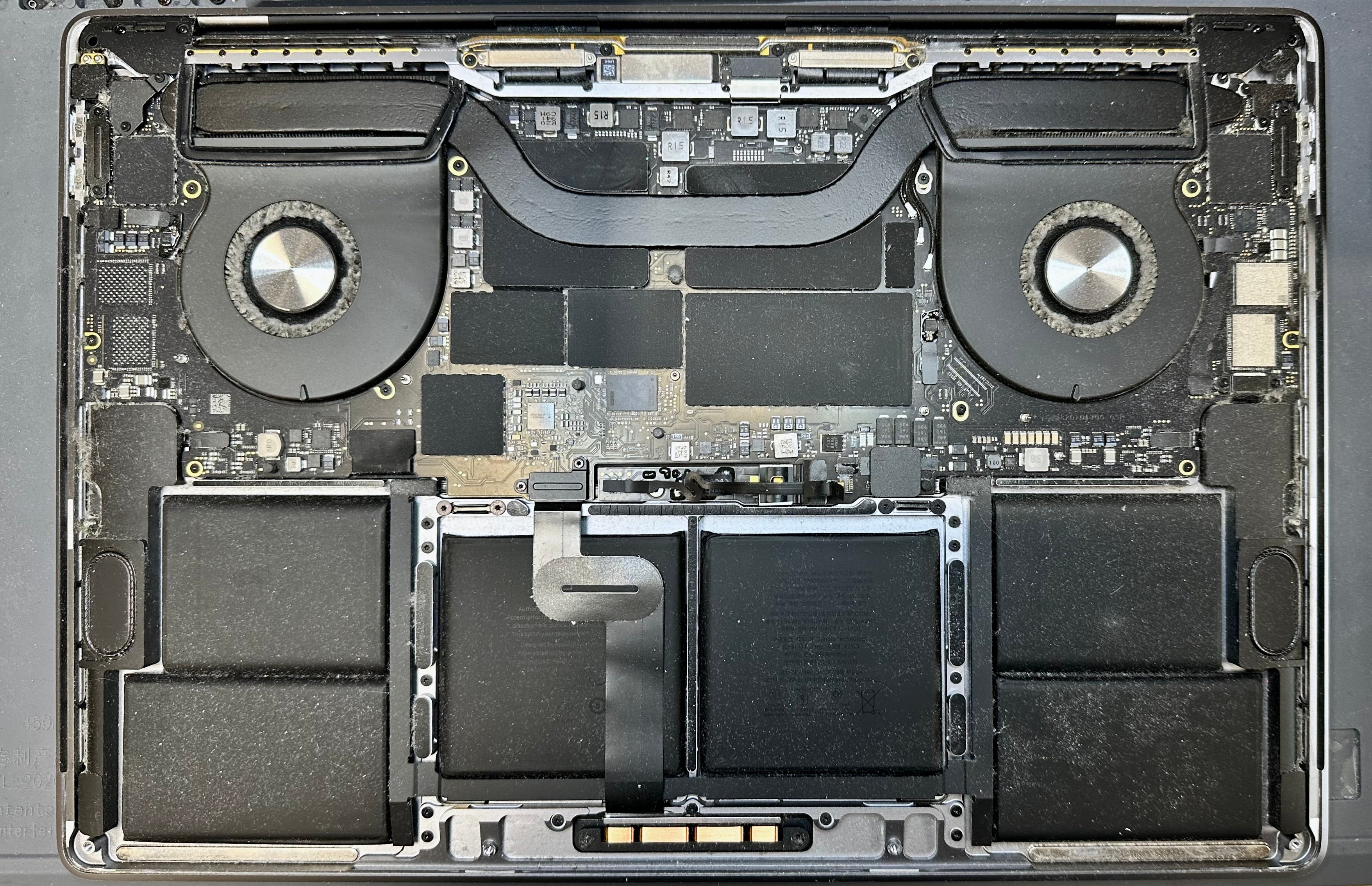 Пълно Вътрешно Почистване на MacBook