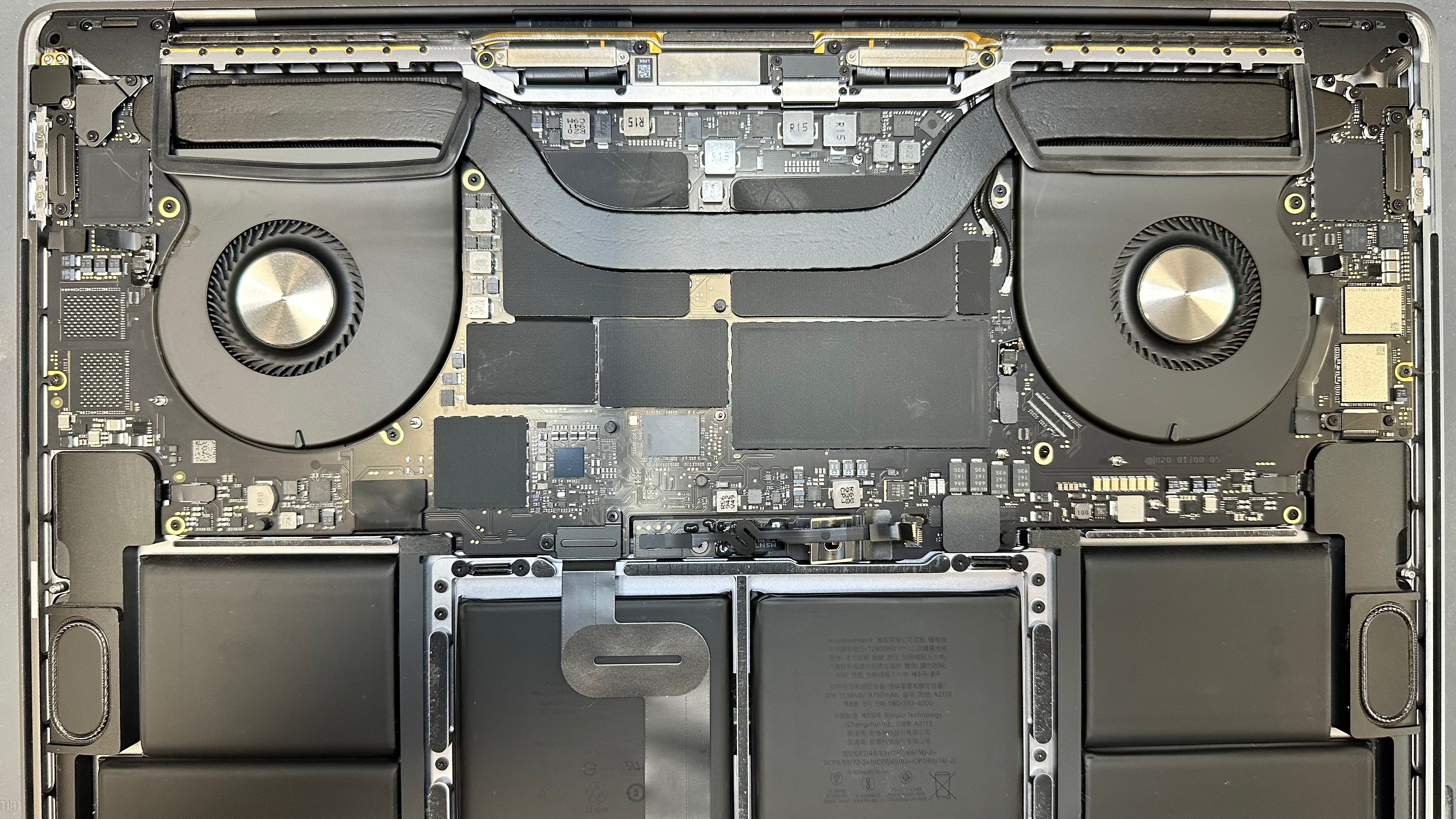 Пълно Вътрешно Почистване на MacBook